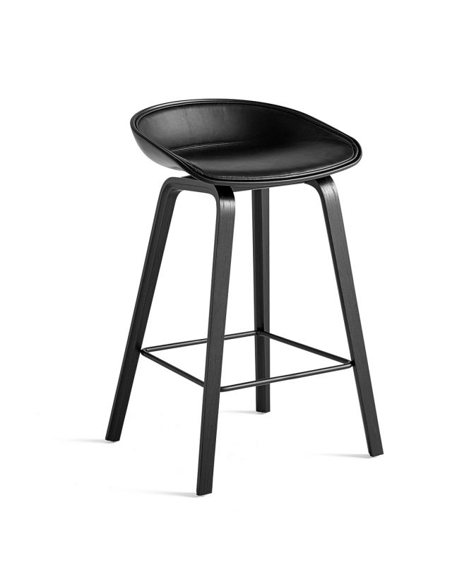 Schwarzer About a Stool AAS32 Barhocker von Hay mit Lederbezug und Holzgestell.